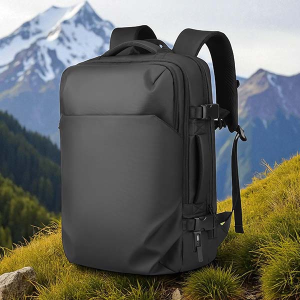 Mochila I er rúmgóður hágæða bakpoki með hólf fyrir allt að 17,3" fartölvur og 11" spjaldtölvur, Ykk hágæða rennilásar, USB-A & USB-C hleðslutengi til að hlaða snjalltækin á ferðinni